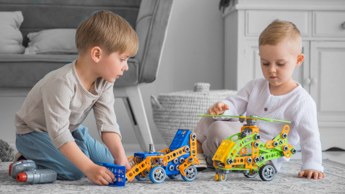 2 garçons qui jouent avec des jouets